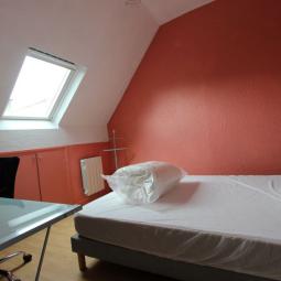 La chambre et son bureau